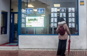 ep archivo una mujer observa las ofertas de una inmobiliaria ep archivo una mujer observa las ofertas de una inmobiliaria