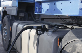 ep archivo   una persona reposta gasolina en su camion en una gasolinera en albacete