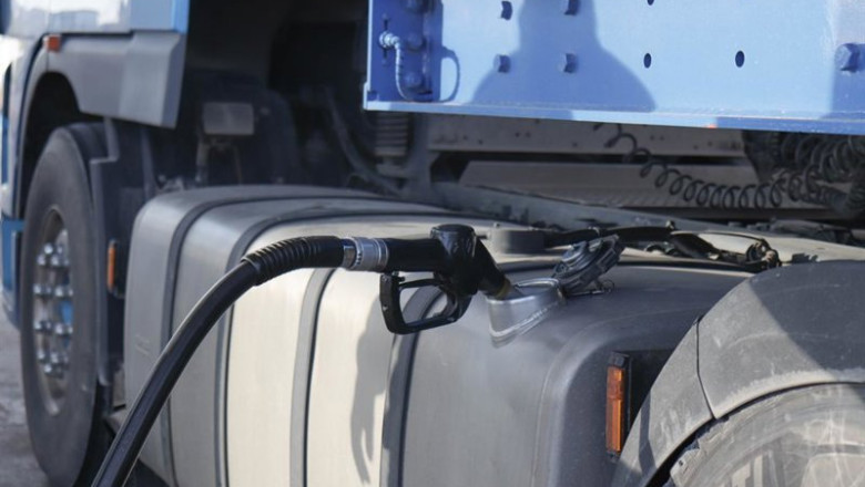 ep archivo una persona reposta gasolina en su camion en una gasolinera en albacete ep archivo una persona reposta gasolina en su camion en una gasolinera en albacete