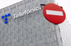 ep archivo   una senal de prohibido frente a la sede de telefonica a 28 de noviembre de 2023 en