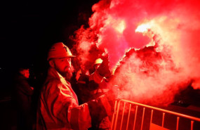 ep archivo   varias personas con botes de humo durante la concentracion de los trabajadores de alcoa