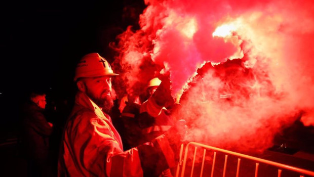 ep archivo   varias personas con botes de humo durante la concentracion de los trabajadores de alcoa