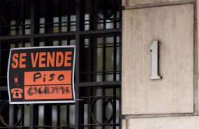 ep archivo   vista de un cartel de se vende en un portal de un edificio a 8 de abril de 2024 en