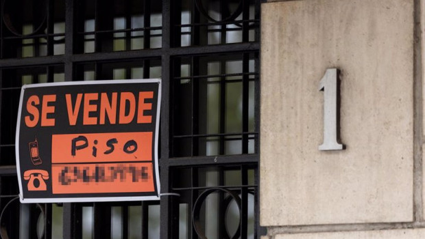 ep archivo   vista de un cartel de se vende en un portal de un edificio a 8 de abril de 2024 en