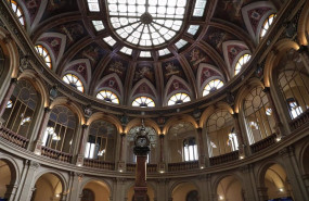 ep archivo   vista de un reloj en el palacio de la bolsa