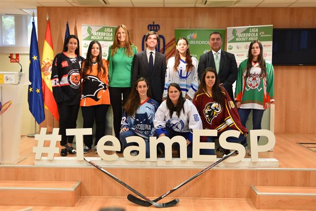 Cabrera, González Castaño y Frank González con las jugadoras de hockey hielo | PRENSA IBERDROLA ep cabrera gonzalez castanofrank gonzalezlas jugadorashockey hielo