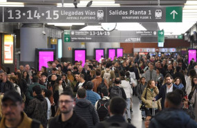 ep decenas de personas en la estacion puerta de atocha almudena grandes