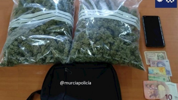 ep detienen a un hombre con casi medio kilo de cogollos de marihuana dentro de un carro de la compra