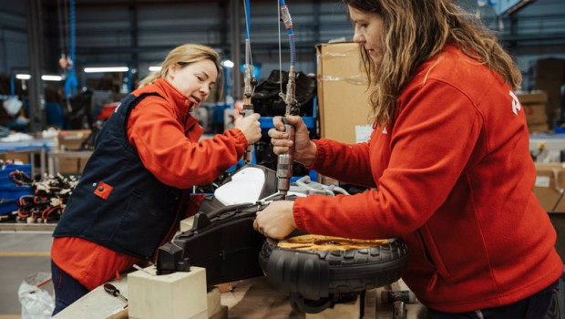 ep dos trabajadoras en una fabrica