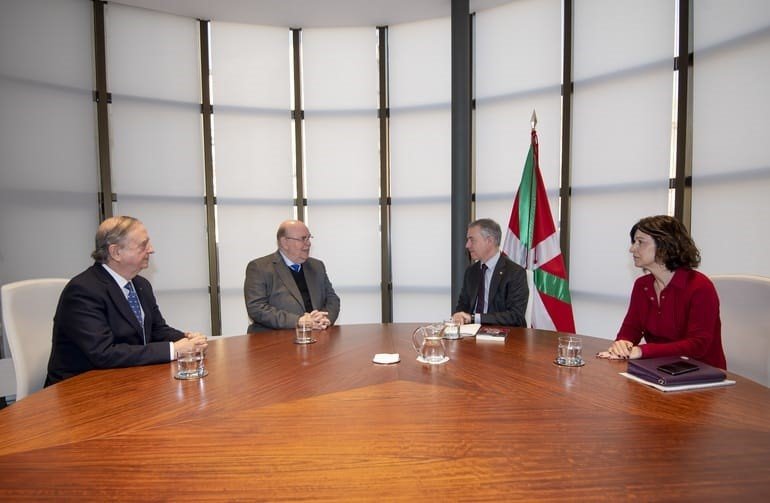 El ex senador Iñaki Anasagasti, Antonio Ecarri (representante de Juan Guaidó), el lehendakari Iñigo Urkullu y la secretaria general de Exterior del Gobierno vasco, Marian Elorza. | DESPACHO DE ANTONIO ECARRI ep el ex senador inaki anasagasti antonio ecarri representante de juan guaido el lehendakari inigo