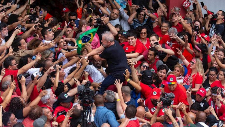 El expresidente Lula da Silva arropado por amplio número de seguidores tras salir de prisión tras 19 meses. | Paulo Lopes/ZUMA Wire/dpa ep el expresidente lula da silva arropado por amplio numero de seguidores tras salir de prision tras