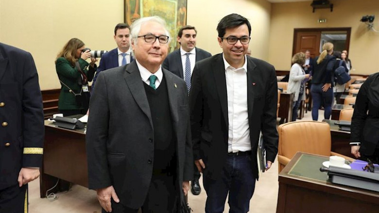 El ministro de Universidades, Manuel Castells (i) y el secretario primero del Congreso por en Comú Podem, Gerardo Pisarello en el Congreso de los Diputados | Marta Fernández Jara - Europa Press ep el ministro de universidades manuel castells i y el secretario primero del congreso por en comu