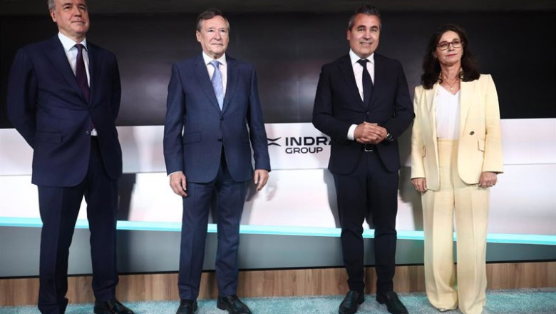 El nuevo CEO de Indra, Josep Maria Recasens (2d), y el presidente ejecutivo de Indra, Ángel Simón Grimaldos (2i), la vicepresidenta de Indra Virginia Arce (d), y el empresario Pablo Jiménez de Parga (i). | Eduardo Parra - Europa Press ep el nuevo ceo de indra josep maria recasens 2d y el presidente ejecutivo de indra angel simon
