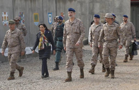ep el rey y la ministra de defensa margarita robles en una visita a las tropas desplegadas en irak