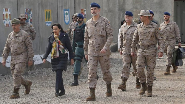 ep el rey y la ministra de defensa margarita robles en una visita a las tropas desplegadas en irak