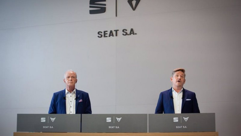 El vicepresidente ejecutivo de Finanzas e IT de Seat, Carsten Isensee, y el presidente de la compañía, Wayne Griffiths, este lunes en rueda de prensa en Martorell (Barcelona). | DAVID ZORRAKINO - EUROPA PRESS ep el vicepresidente ejecutivo de finanzas e it de seat carsten isensee y el presidente de la
