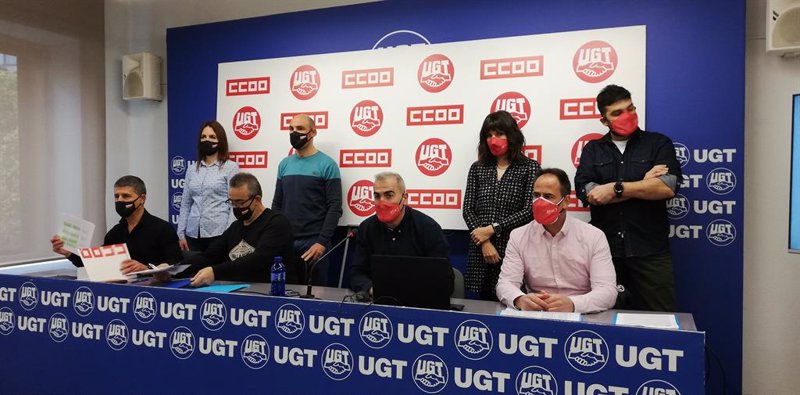 (En el centro): Eugenio Duque, CCOO; y Alfredo Morales (UGT), presidente del comité de empresa de VW Navarra. | EUROPA PRESS ep en el centro eugenio duque ccoo y alfredo morales ugt presidente del comite de empresa de vw