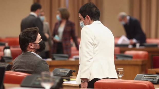 ep en primer termino los portavoces parlamentarios de erc y eh-bildu gabriel rufian y mertxe