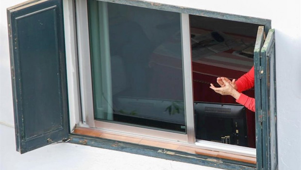 ep este domingo pocas personas se han asomado a sus ventanas y balcones para aplaudir la labor de
