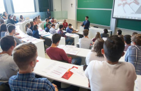 ep estudiantesla facultadderechouna clase impartidadecano jorge noval