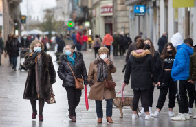 ep gente paseando por las calles de lugo