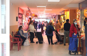 ep gran afluencia de personas en un mercado de moratalaz