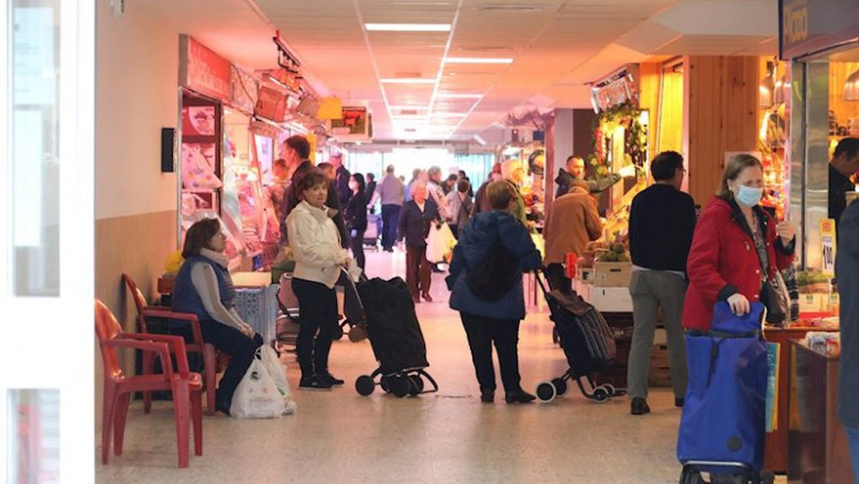 ep gran afluencia de personas en un mercado de moratalaz