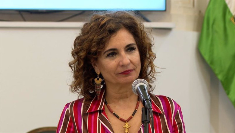ep la ministra de hacienda maria jesus montero atiende a los medios en el ayuntamiento de rota cadiz ep la ministra de hacienda maria jesus montero atiende a los medios en el ayuntamiento de rota cadiz