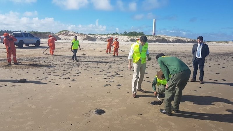 ep limpieza de las playas brasilenas afectadas por manchas de petroleo ep limpieza de las playas brasilenas afectadas por manchas de petroleo