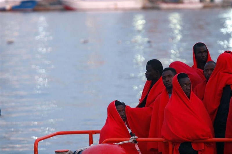 ep llegada al puerto de malaga de 73 personas rescatas de una patera por salvamento maritimo