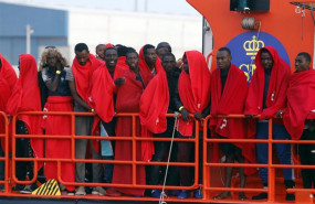 ep llegada al puerto de malaga de 73 personas rescatas de una patera por salvamento maritimo