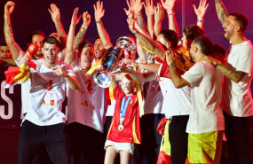 ep los jugadores de la seleccion junto a maria durante la celebracion de la victoria en la eurocopa