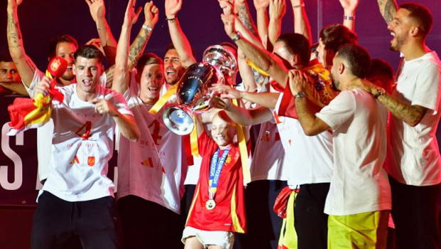 ep los jugadores de la seleccion junto a maria durante la celebracion de la victoria en la eurocopa