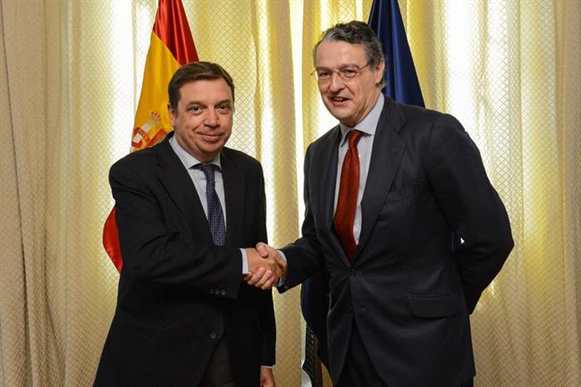 Luis Planas, ministro de Agricultura, y Pau Roca, secretario general de la FEV | MAPA ep luis planas ministroagricultura y pau roca secretario generalla fev