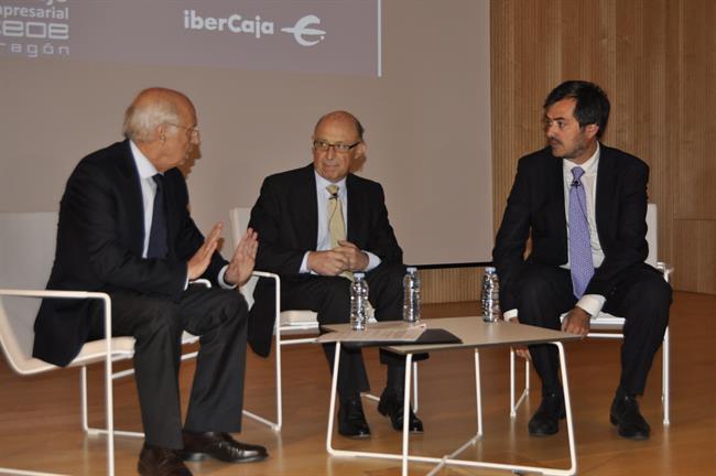 El ministro de Hacienda, Cristóbal Montoro, con Aguirre (Ibercaja) y Mur (CEOE). | EUROPA PRESS ep ministrohacienda cristobal montoro con aguirre ibercaja y mur ceoe