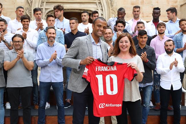 El RCD Mallorca entrega a Armengol una camiseta personalizada | CAIB ep rcd mallorca entregaarmengolcamiseta personalizada