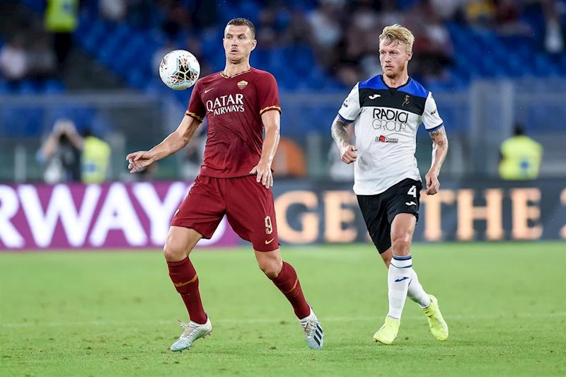 ep simon kjaer persigue a edin dzeko en un roma-atalanta