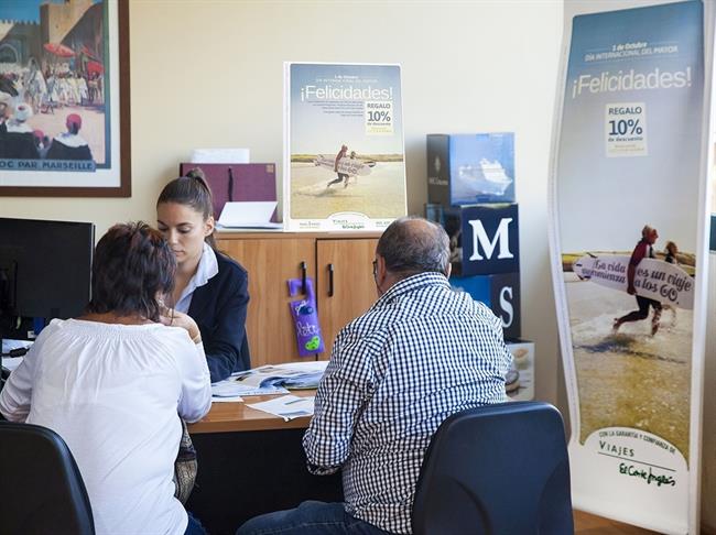 Turistas senior en agencias de viajes | JAVIER ARIAS ep turistas senioragenciasviajes