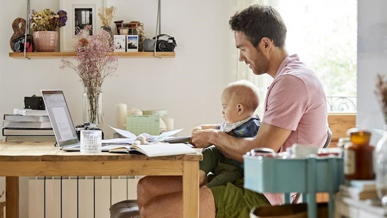 Un hombre con su hijo analizando documentos | MORSA IMAGES - Archivo ep un hombre con su hijo analizando documentos