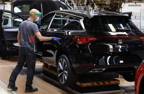 ep un trabajador de la linea de produccion del seat leon de la fabrica de martorell barcelona de