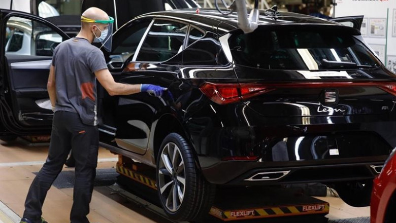 ep un trabajador de la linea de produccion del seat leon de la fabrica de martorell barcelona de ep un trabajador de la linea de produccion del seat leon de la fabrica de martorell barcelona de