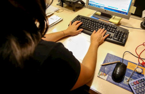 ep una trabajadora ante un ordenador