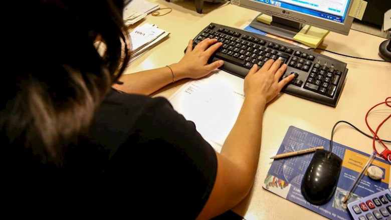 ep una trabajadora ante un ordenador