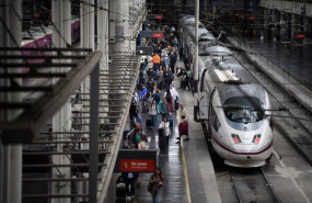 ep varias personas con sus equipajes en la estacion de tren de atocha almudena grandes a 30 de abril