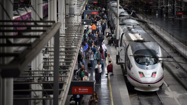 ep varias personas con sus equipajes en la estacion de tren de atocha almudena grandes a 30 de abril ep varias personas con sus equipajes en la estacion de tren de atocha almudena grandes a 30 de abril