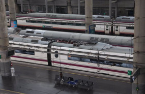 ep varios trenes en andenes en la estacion de atocha
