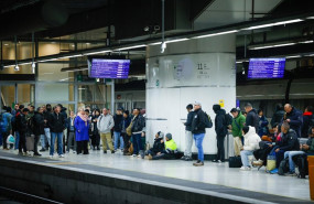 ep viajeros en el anden de la estacio de sants barcelona a primera hora de este lunes
