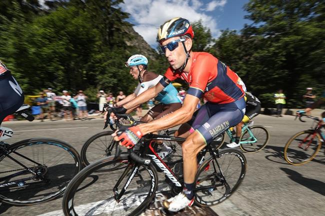 Vincenzo Nibali (Bahrain) en el ascenso a Alpe d'Huez donde fue arrollado | ASO ep vincenzo nibali bahrain enascensoalpe dhuezfue arrollado