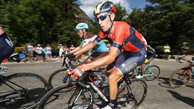 ep vincenzo nibali bahrain enascensoalpe dhuezfue arrollado