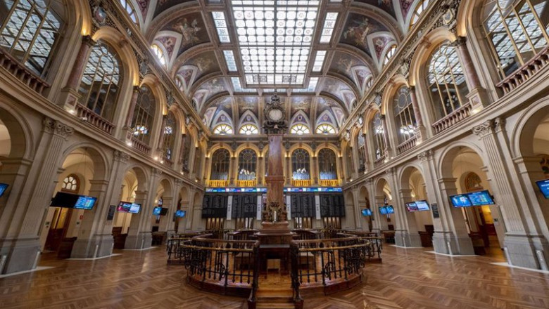 ep vista del interior del palacio de la bolsa en la ultima sesion bursatil del ano a 30 de diciembre